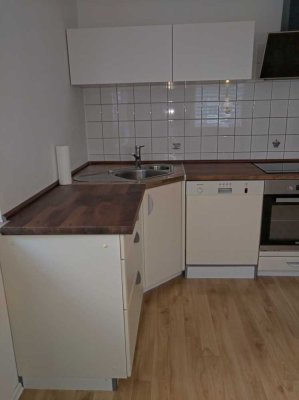 Opt. aufget. ren. 2-Zim.-Whg. inkl. gr. Wohn-Küche (inkl. Küchenzeile) ideal f. Singles + Paare