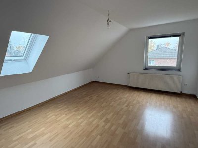 Schöne 2-Raum-DG-Wohnung mit Einbauküche in Neustadt am Rübenberge