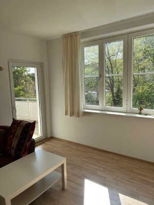 Stilvolle, sanierte 2-Zimmer-Wohnung mit Balkon und Einbauküche in Hannover