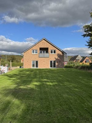 Schöne neue DHH mit Traumgrundstück auf einer Ebene