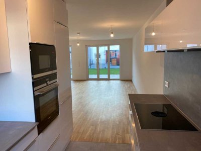 Schönes neues Reihenhaus mit fünf Zimmern, EBK und sonnigem Garten