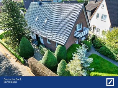 Großzügiges Einfamilienhaus mit Anliegerwohnung und Doppelgarage - mit großem Grünstück!