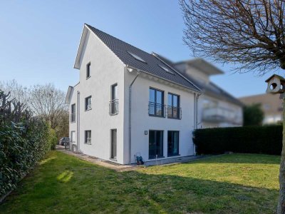 Vielseitiges Zweifamilienhaus in Frankfurt-Harheim: Urbaner Komfort trifft ruhige Lage