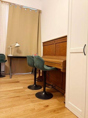 JULI-OKTOBER: Möblierte &amp; Renovierte 1,5-Zimmer-Wohnung mit Klavier, fußläufig zum Zentrum