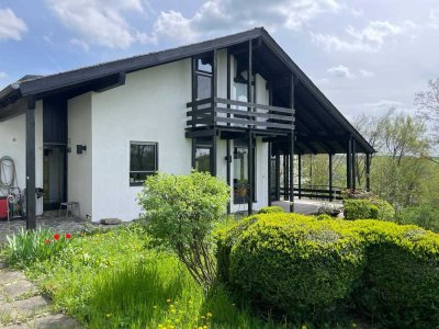 Privatverkauf: Architektenhaus mit Fernblick, Gartenidylle & Split-Level-Grundriss in Gestungshausen