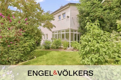 Traumhaftes Zweifamilienhaus mit Pool und Gartenparadies in bester Lage!