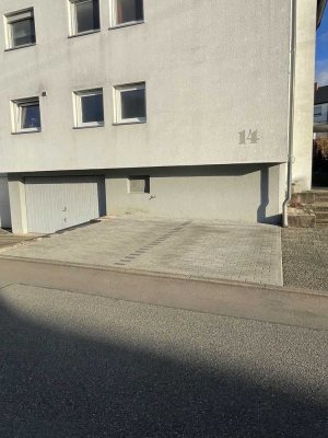 Vollständig renovierte Wohnung mit drei Zimmern sowie Balkon und Einbauküche in Neckarrems