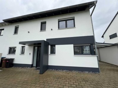 Sofort beziehbares, top ausgestattetes, einseitig angebautes Einfamilienhaus mit Terrasse u. Carport