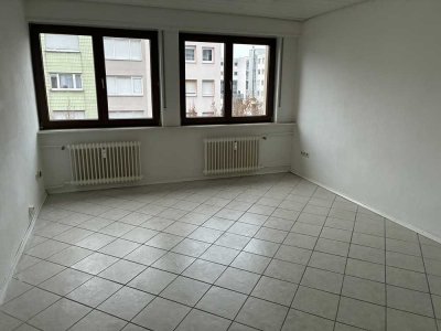 Helle 2-Zimmer Wohnung im 4. OG mit Balkon in Ludwigshafen Mitte