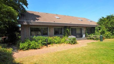Imposanter Bungalow mit Vollkeller, Doppelgarage und Schwimmhalle