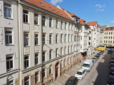 Elegante Altbauwohnung mit Stuckelementen und Balkon, EBK vorhanden