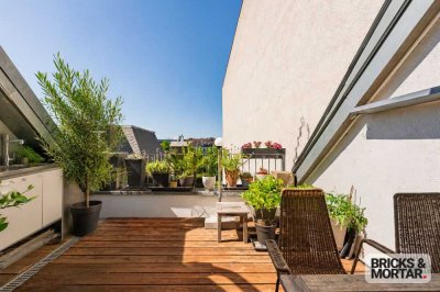 Wohnen über den Dächern Berlins: Bezugsfreie Altbau-Maisonette mit Terrasse nahe Ku'damm & Halensee
