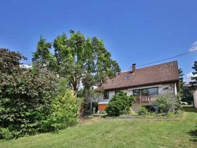 Großzügiges Einfamilienhaus mit zwei Einliegerwohnungen in ruhiger Feldrandlage