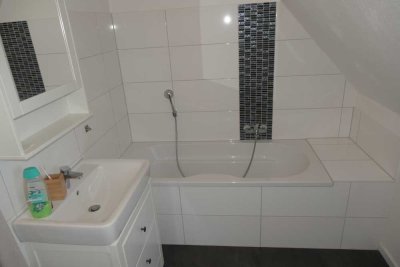 Sanierte  2-Zimmer Dachgeschosswohnung in Batenbrock mit Dusche und Wanne!