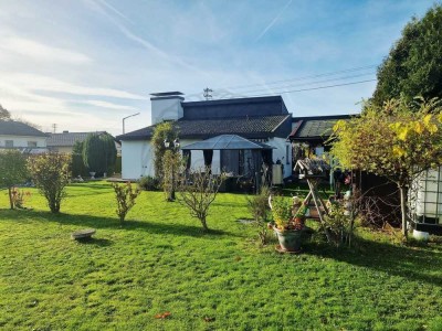 NIederahr: Einfamilienhaus mit Garten und Doppelgarage in ruhiger Lage