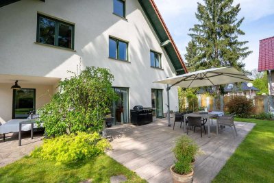 Für Familien & Generationen: Großzügiges Zweifamilienhaus mit Gartenidylle in Eggersdorf