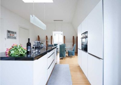 Stilvolle modern ausgestattete Dachgeschosswohnung in Altbauvilla nahe der Alster – Uhlenhorst