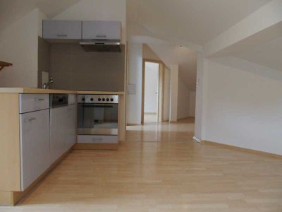 Berufstätige Einzelperson gesucht !! Helle 2-Zi.-DG-Wohnung mit Küchenzeile in ruhiger Lage...