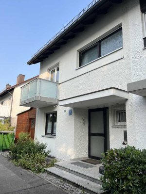 DHH - beste Lage USH! Großzügige helle Räume, moderne EBK, Garten mit überdachtem Sitzplatz, TG