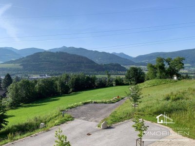 NEUBAUWOHNUNG AUF EINER KLEINEN ANHÖHE MIT AUSBLICK