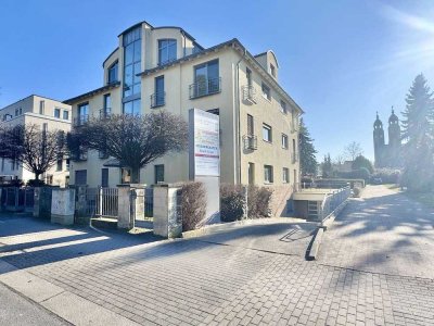Beziehbare 4-Zimmerwohnung - Nähe Großer Garten! Balkon! Aufzug! 2 x TG! Gäste-Bad!