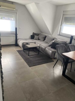 Stilvolle, vollst. renovierte 2-Raum-Dachgeschosswohnung mit geh. Innenausstattung mit EBK