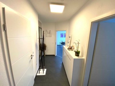 Moderne + neuwertige 2 Zi.-.Wohnung mit EBK, Loggia, Keller + EP