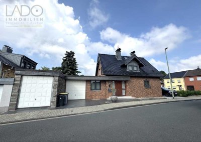 LADO bietet: freist. Einfamilienhaus mit 2 Garagen + Vollkeller und Garten...!