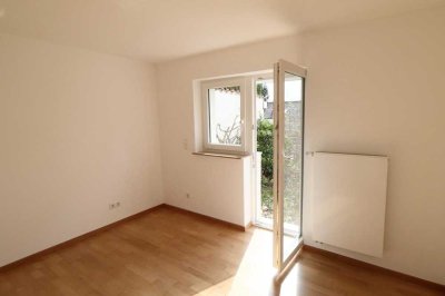 Freundliche Ergeschosswohnung mit separatem Bad und kleinem Garten