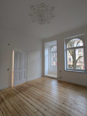 Saniertes Altbaujuwel mit Stuck, Dielen und Erker – 2ZKB im Viktoriaviertel