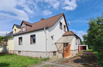 Zu sanierendes Einfamilienhaus im Osten von Halle mit großem Grundstück