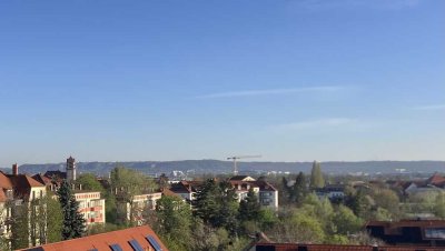 lichtdurchflutete Wohnung  mit Einbauküche und Esstheke
