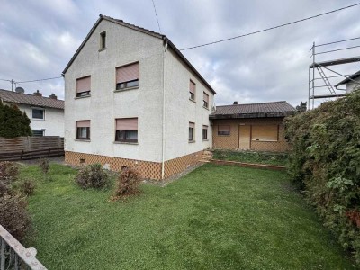 Sanierungsbedürftiges, freistehendes Ein- bis Zweifamilienhaus mit Garten und Garage