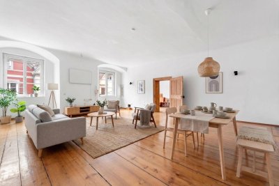 Rarität: Große Altbauwohnung mit Loggia nähe Hauptplatz mit Potential für verschiedene Nutzungen