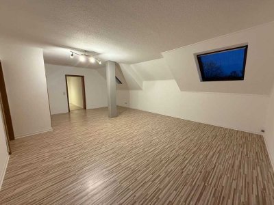 Schöne zwei Zimmer Dachgeschosswohnung mitten in Lage