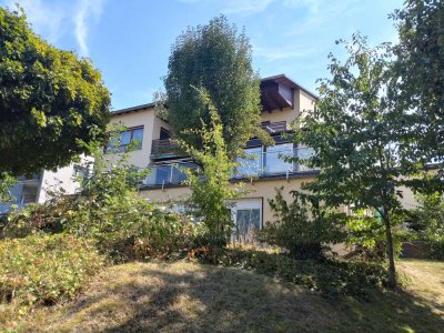 Komfortables Einfamilienhaus mit Pool auf großes Grundstück