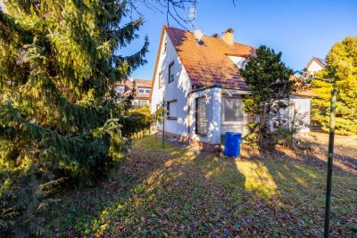 Zweifamilienhaus zur Sanierung mit großem Grundstück