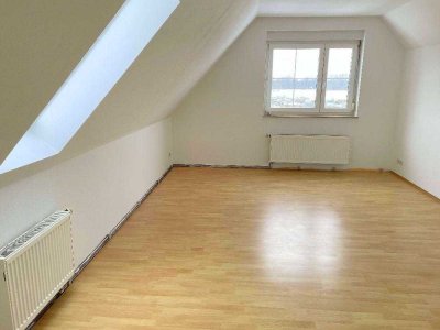 Gemütliche 2,5-Zimmer-Dachwohnung mit Laminatboden, separater Küche & Badewanne