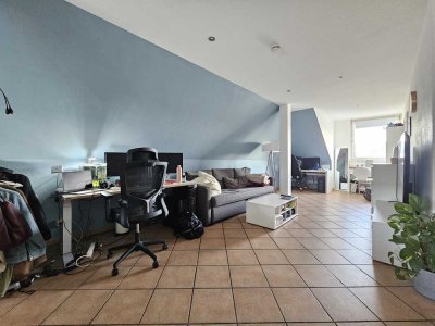 Helles und ruhiges 1 Zimmer Dachgeschossapartment in Uninähe