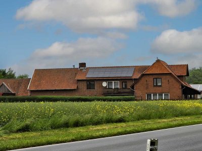 Wohnen auf dem Land mit viel Fläche - Teilsaniertes Zweifamilienhaus im Grünen - sofort verfügbar