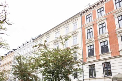 Ottensen: Moderne trifft Altbau - ETW mit Wohnküche und Balkon in Top-Lage