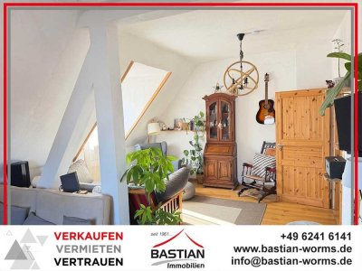 Ganz oben, ganz Ihres: Gemütliche DG-Altbauwohnung mit 2 Ebenen & Loggia-Potenzial in Sandhofen