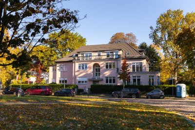 Sanierte Wohnung in Villenobjekt am Dahmebogen