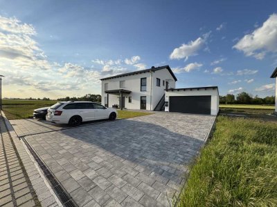 Schöne und neuwertige 4-Zimmer-Terrassenwohnung (Bungalowhaus*) mit geh. Innenausstattung mit EBK