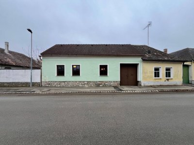 Kleines Bauernhaus mit Nebengebäuden in Untermakersdorf, bei Hadres!