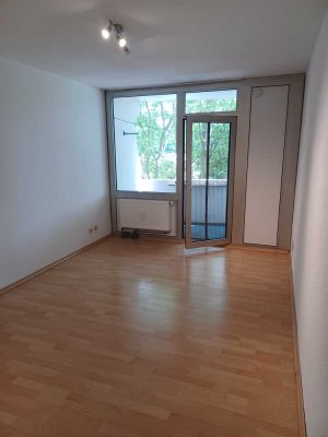 Hübsche 1-Zimmer-Wohnung mit kleiner Einbauküche in Köln Zollstock und Blick ins Grüne