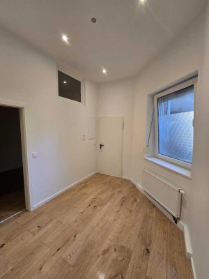 Ladenlokal mit 3-Zimmer-Wohnung in Mönchengladbach-Eicken