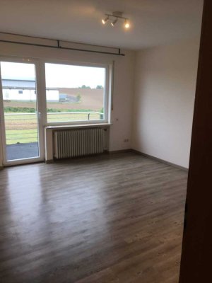Helle 4-Zimmer-Erdgeschosswohnung mit Terrasse und Einbauküche in Gering