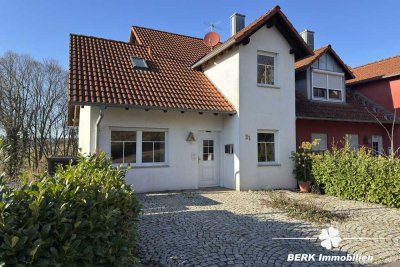 BERK Immobilien – Wohnidylle mit Ausblick: Doppelhaushälfte mit Charme und Entwicklungschance