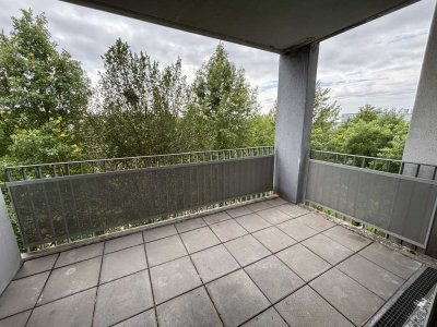 Großer Balkon: Geräumige Wohnung in Aschaffenburg im Grünen
